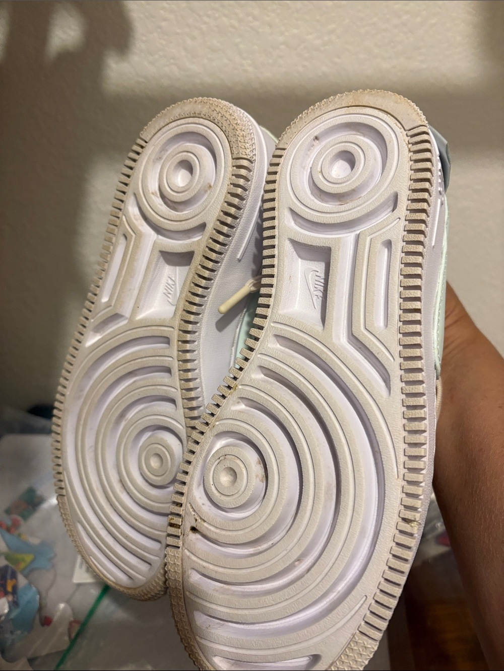 Nike Women's Cream Sneakers
Size 6.5
In excellent condition
Clean washed - Picture 2 of 4